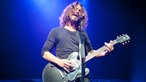 Der Frontmann der Band singt leidenschaftlich in das Mikro.