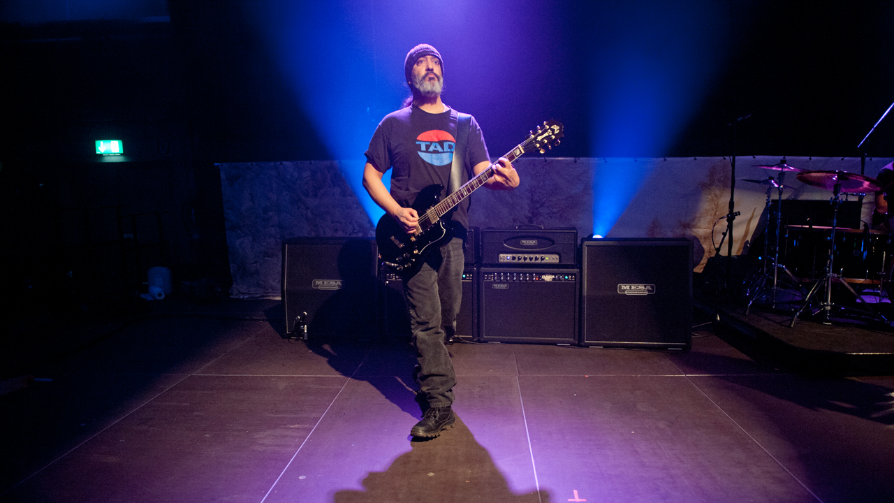 Der zweite Gitarrist von Soundgarden beim Spielen.