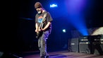 Der zweite Gitarrist von Soundgarden steht vor seinen Effektgeräten für die Gitarre.