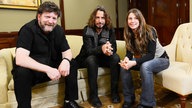 Der Sänger und der Bassist sitzen gemeinsam mit Conny Schiffbauer beim Interview auf einer Couch.