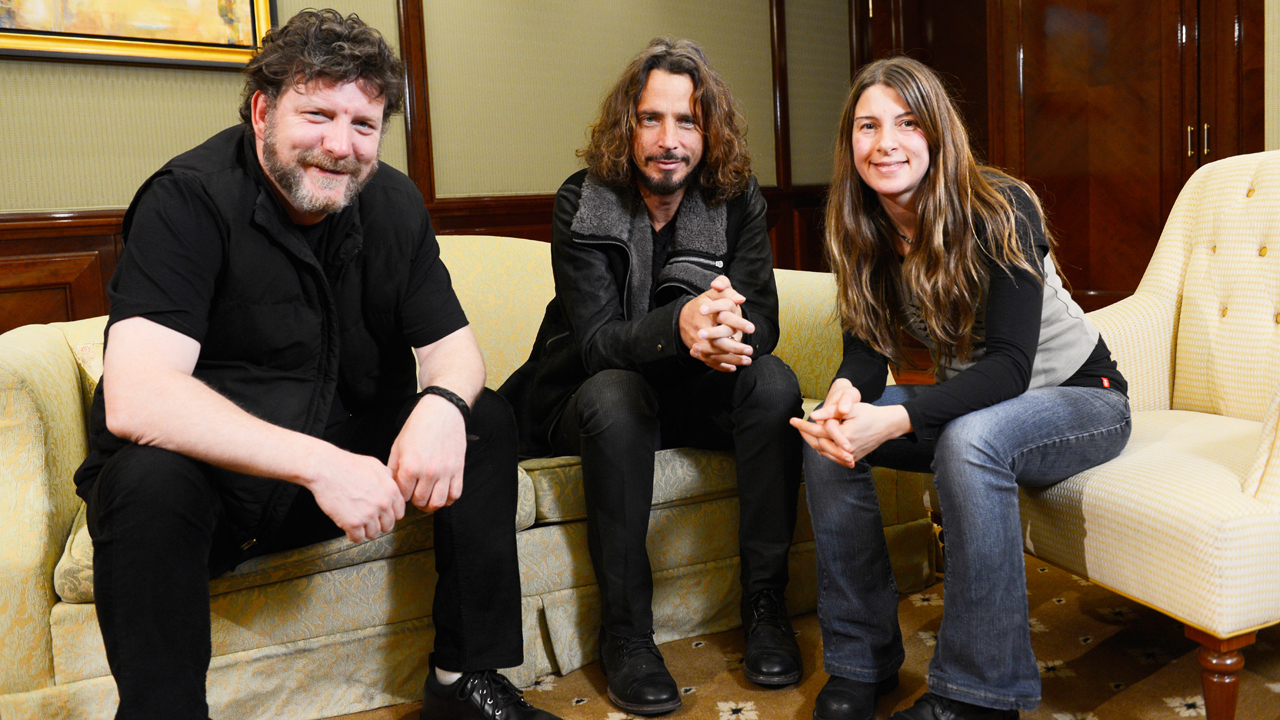Der Sänger und der Bassist sitzen gemeinsam mit Conny Schiffbauer beim Interview auf einer Couch.