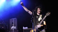 State Radio's Sänger und Gitarrist reckt den Finger in die Luft
