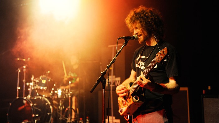 Der Sänger der Band und der Drummer