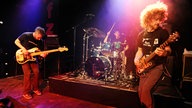 Die Musiker spielen ihre instrumente während der Performance
