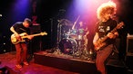 Die Musiker spielen ihre instrumente während der Performance