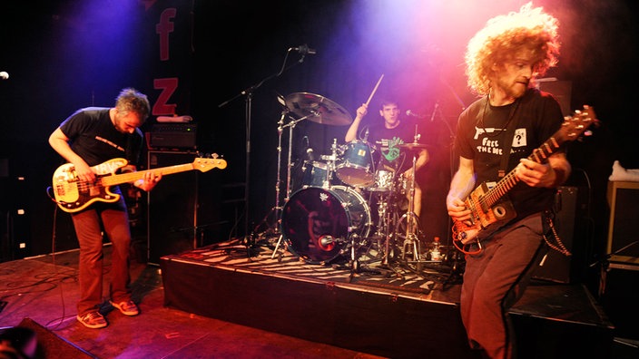 Die Musiker spielen ihre instrumente während der Performance