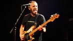 State Radio's Bassist streckt die Zunge heraus