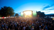 Red Stage im Abendlicht mit ganz vielen Zuschauern davor