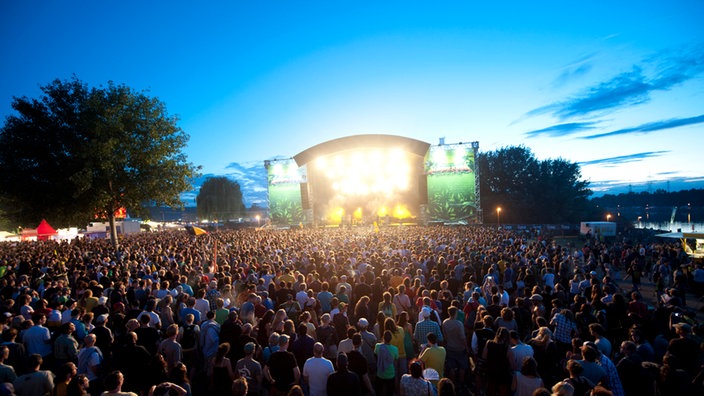 Red Stage im Abendlicht mit ganz vielen Zuschauern davor