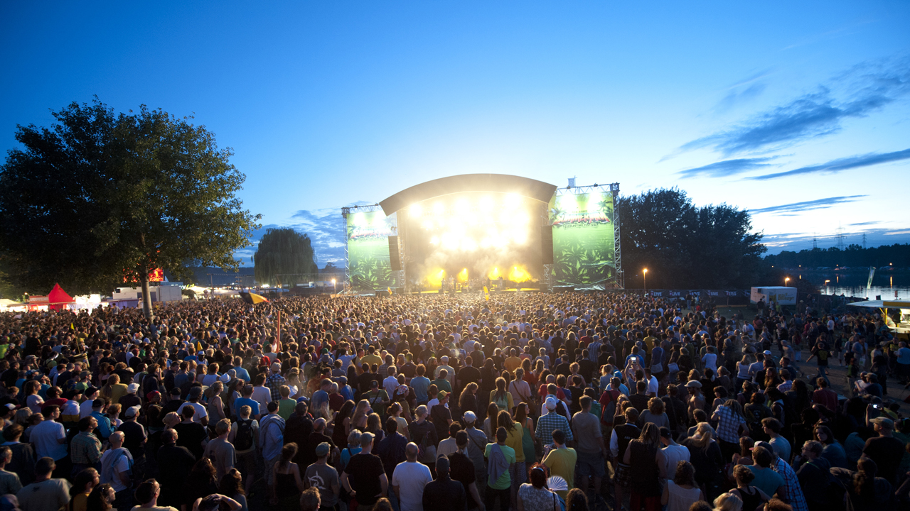 Red Stage im Abendlicht mit ganz vielen Zuschauern davor