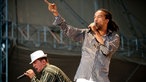 Hakim Meridja wird am Mikrofon von Aurélien Zohou unterstützt. Zohou trägt Dreadlocks und ein längs-gestreiftes hemd