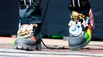 Die Jamaikaner tragen hübsch verzierte4 Schuhe in den Farben ihres Landes. Mehrere Anhänger und Ketten sind zusätzlich an der Aussenseite angebracht