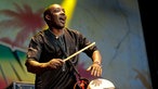 Ein Trommler begleitet die Show auf der Bühne. Er schlägt mit der bloßen Hand sowie einem Stick in der anderen auf die Trommel