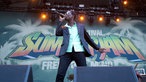 Sänger mit Sonnenbrille singt auf der Bühne