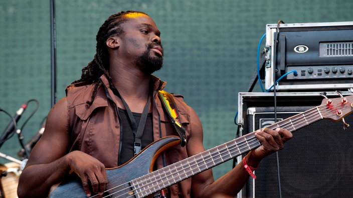 Bassist schaut zur Seite