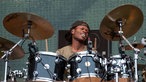 Drummer schaut beim Spielen zur Seite