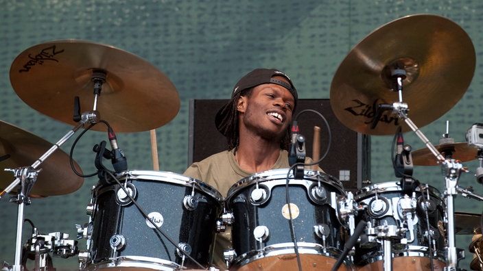 Drummer schaut beim Spielen zur Seite