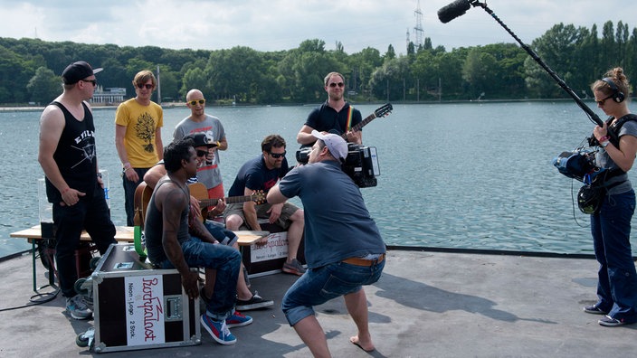 Interview mit einer Band am Seeufer