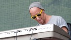 Keyboarder mit gelber Brille