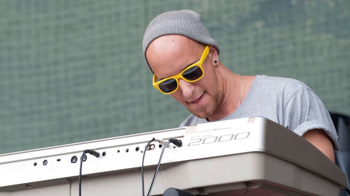 Keyboarder mit gelber Brille