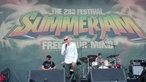 Band spielt vor großem Summerjam-Banner