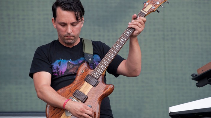 Gitarrist beim Stimmen seiner Gitarre