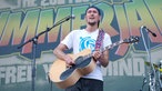 Mann mit Akustikgitarre auf der Bühne