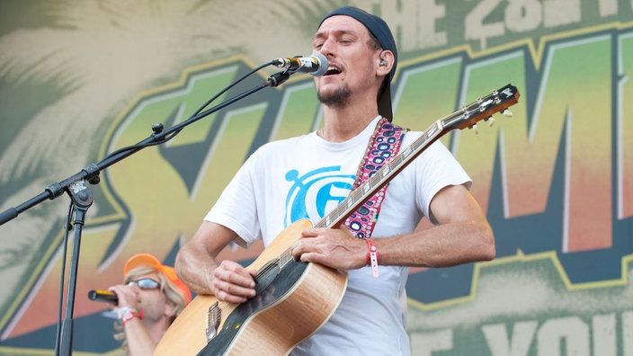 Gitarrist der Ohrbooten singt und spielt Gitarre