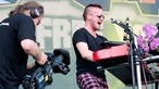 Keyboarder der Ohrbooten wird beim spielen gefilmt.