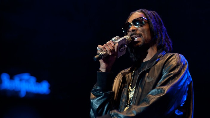 Snoopdog singt ins Mikrofon