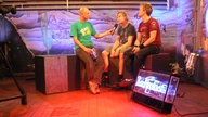 Zwei Mitglieder von Sunrise Avenue sitzen im Backstagebereich von Bootleg im August 2006 beim Interview.