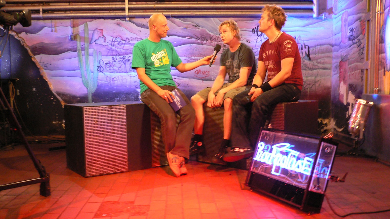 Zwei Mitglieder von Sunrise Avenue sitzen im Backstagebereich von Bootleg im August 2006 beim Interview.