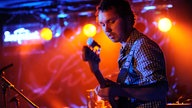 Der Gitarrist der Band Sparrow and the Workshop