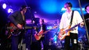 Die Band The Brian Jonestown Massacre auf der Bühne