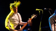 Der Gitarrist von The Computers wirft seine Haare durch die Luft