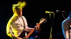 Der Gitarrist von The Computers wirft seine Haare durch die Luft
