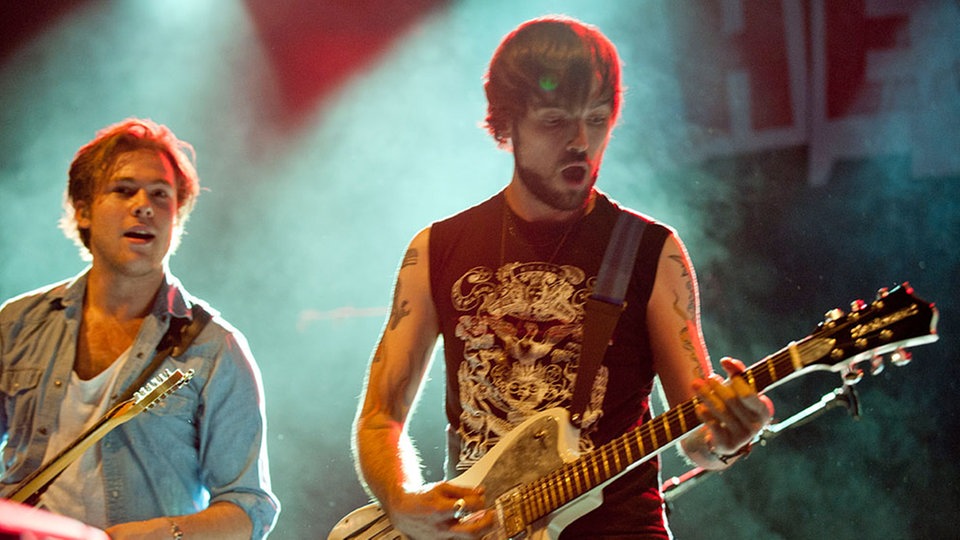 Die zwei Gitarristen der Band an ihren Instrumenten