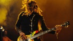 The I.M.F´s Gitarrist spielt mit wehenden Rastas