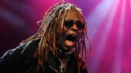 The I.M.F´s Bandmitglied mit weit aufgerissenem Mund und Sonnenbrille