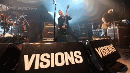 Die Musiker von Therapy rockwen die Bühne des Visions Festivals.