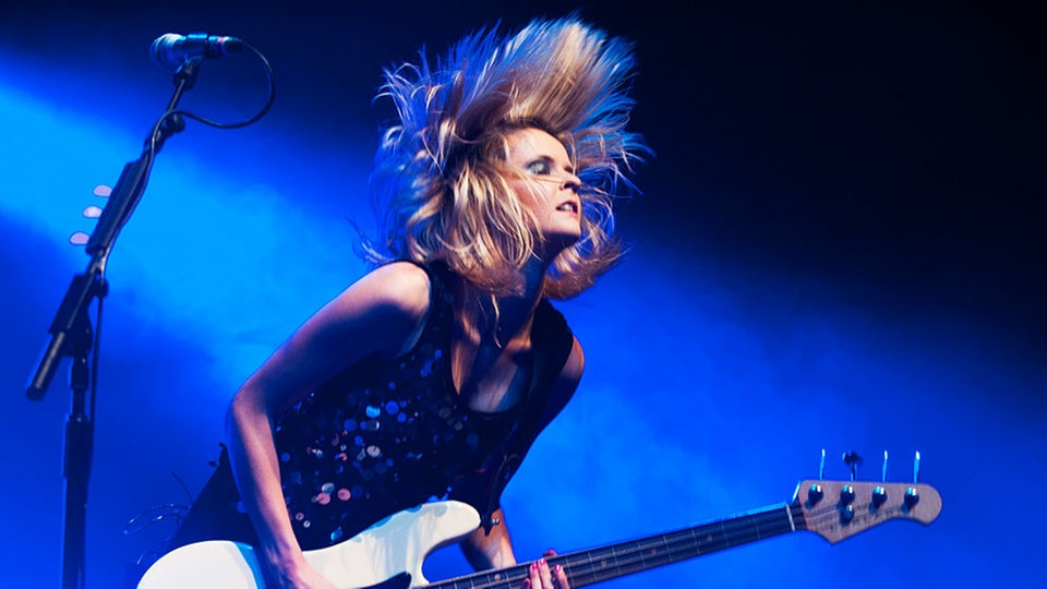 Charlotte Coopers Haare besitzen ein Eigenleben, wenn sie ihre Musik spielt