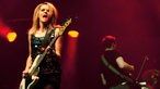 Charlotte Cooper singt mit ihrer Gitarre um en Hals hängend
