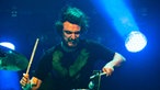 Grimmig schaut Schlagzeuger Josh Morgan drein