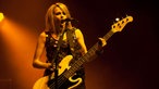 Charlotte Cooper singt und spielt Gitarre