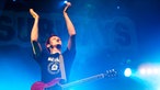 Billy Lunn hat seine Gitarre umhängen und  klatscht in die Hände