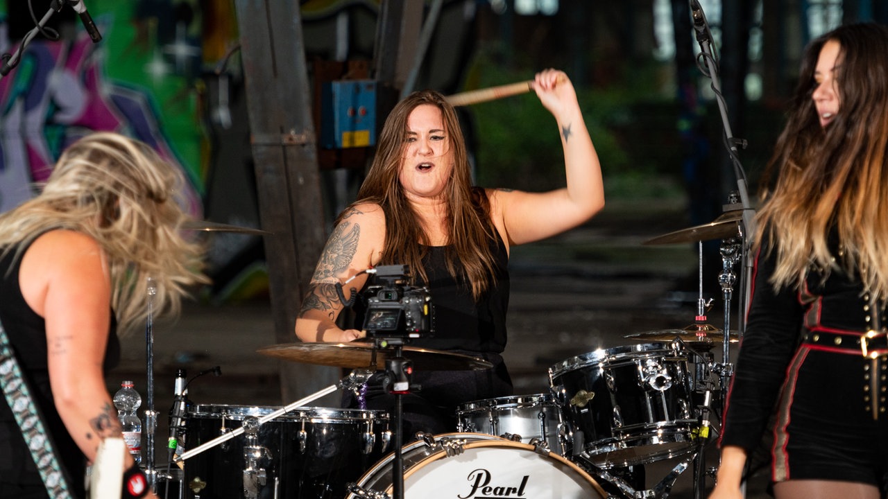 Thundermother: Rockpalast OFFSTAGE im Ausbesserungswerk Wedau Nord