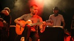 Don Philippe vom Freundeskreis spielt im Sitzen auf seiner Gitarre beim Underground Festival 2007