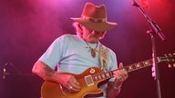Dickey Betts spielt Gitarre
