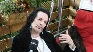 Willy DeVille gibt Backstage ein Interview