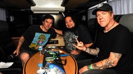 Rockpalast-Reporter Ingo Schmoll interviewt Burton und Dino von "Fear Factory"